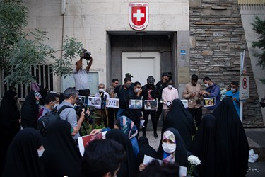 حضور دانشجویان در تجمع بر ضد تبعیض نژادی آمریکا مقابل سفارت سوئیس
