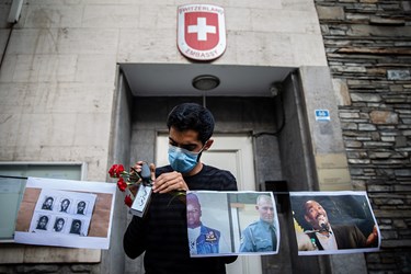 نصب عکس های اعتراضی در مقابل سفار سوئیس
