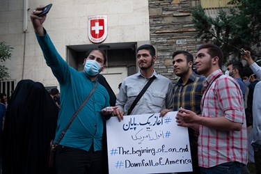 عکس یادگاری دانشجویان در تجمع بر ضد تبعیض نژادی آمریکا مقابل سفارت سوئیس