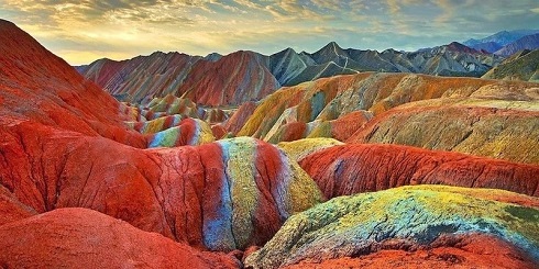 کوه های رنگین کمانی آلاداغلار اعجاز رنگ بر روی زمین