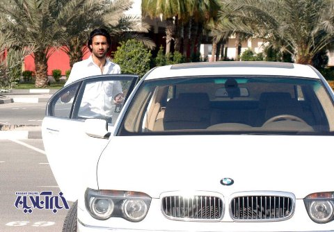 فرهاد مجیدی در کنار اتومبیلش در دوبی
