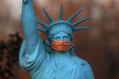 کپی مجسمه آزادی با ماسک در آمریکا