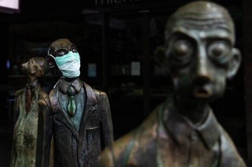 ماسک بر صورت مجسمه
