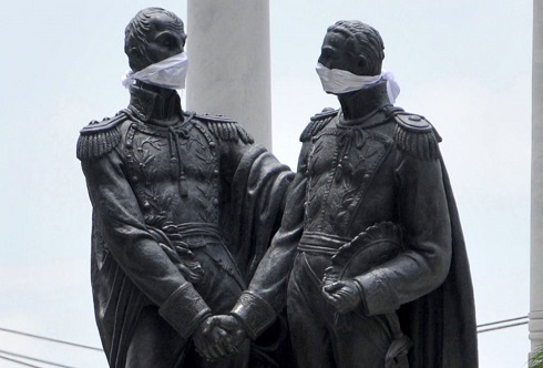 مجسمه سیمون بولیوار و خوزه دی سان مارتین با ماسک در اکوادور