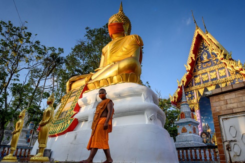 مجسمه بزرگ بودا با ماسک در تایلند