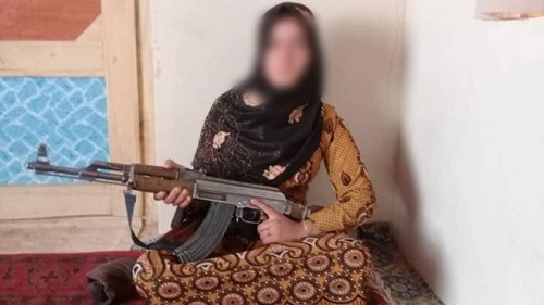 دختری با کلاشنیکف که با طالبان جنگید