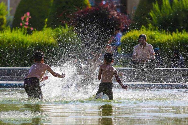 
آب‌تنی کودکان اصفهانی در گرمای تابستان