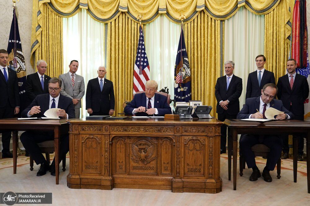 جنجال صحنه نشستن رئیس جمهور صربستان مقابل ترامپ + عکس