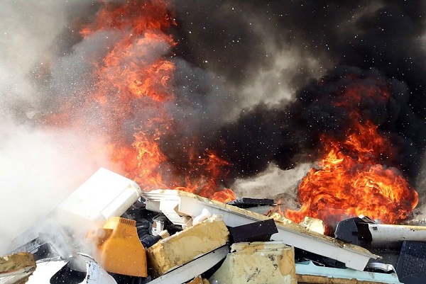 آتش سوزی سنگین در کارگاه بازیافت ضایعات پلاستیکی در مشهد