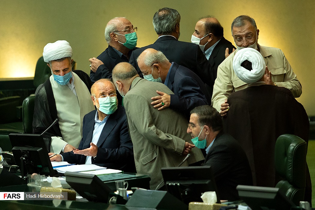 محمد باقر قالیباف رئیس مجلس شورای اسلامی مشغول گفتگو با نمایندگان مجلس 