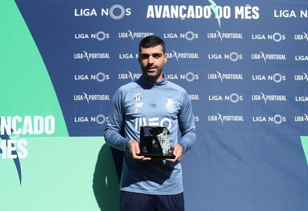 عکس | هتریک طارمی در گرفتن جایزه بهترین مهاجم ماه لیگ پرتغال