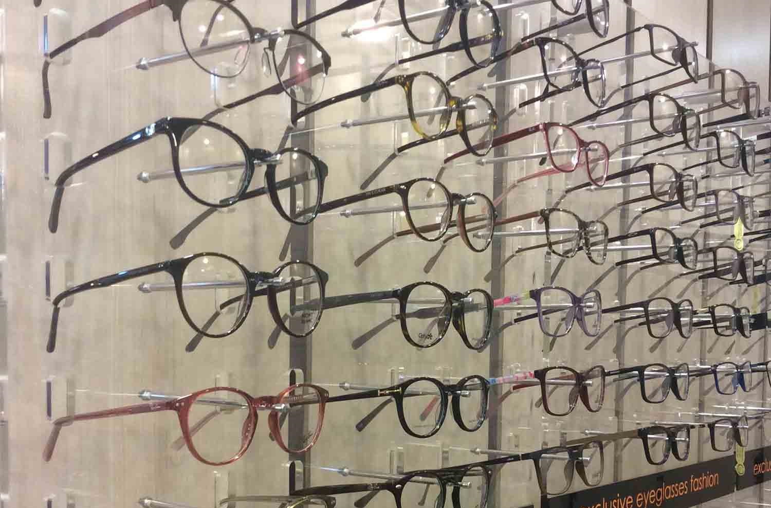 عدم الزام به عقد قرارداد با دفاتر بهداشت و لزوم اخذ پروانه کسب برای فروش عینک