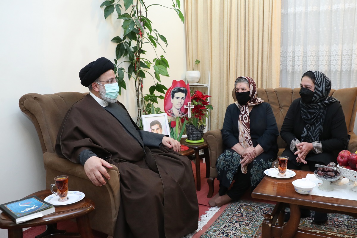 حضور رئیس‌جمهور در منزل شهید مسیحی