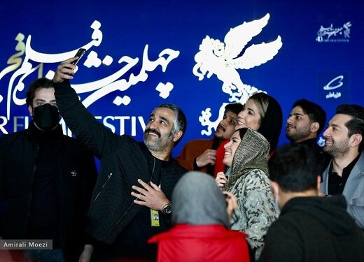 سلفی گرفتن پژمان جمشیدی در جشنواره فجر