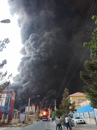 آتش‌سوزی مهیب در کارخانه الکل قم + عکس