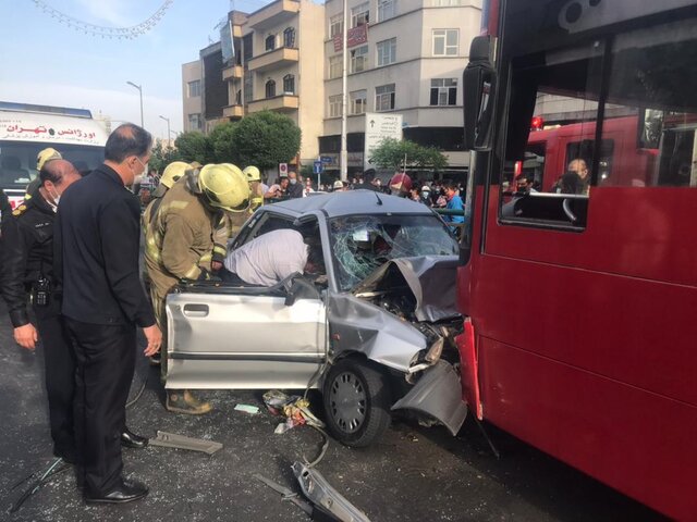 تصادف شدید خودروی پراید با اتوبوس در تهران (+عکس)/ حال 3 نفر وخیم است