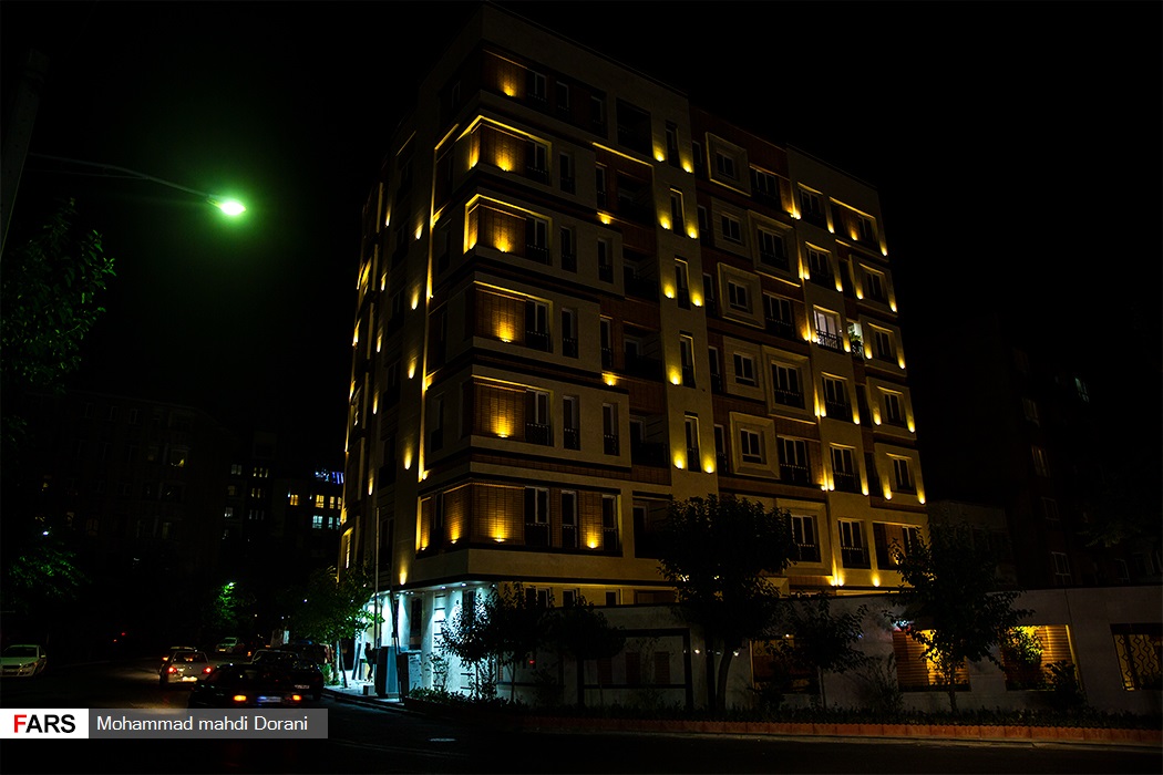 روشنایی تزئینی ساختمانی ها در خیابان هروی. حوالی ساعت 22:00