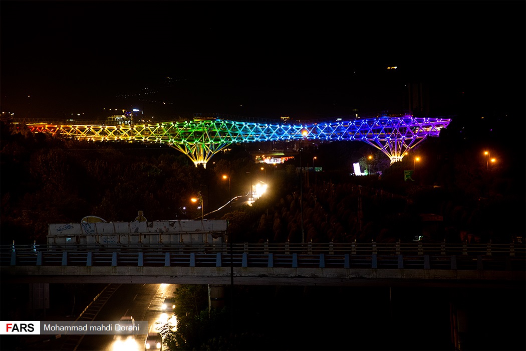 روشنایی چراغ های تزئینی پل طبیعت. حوالی ساعت 23:15