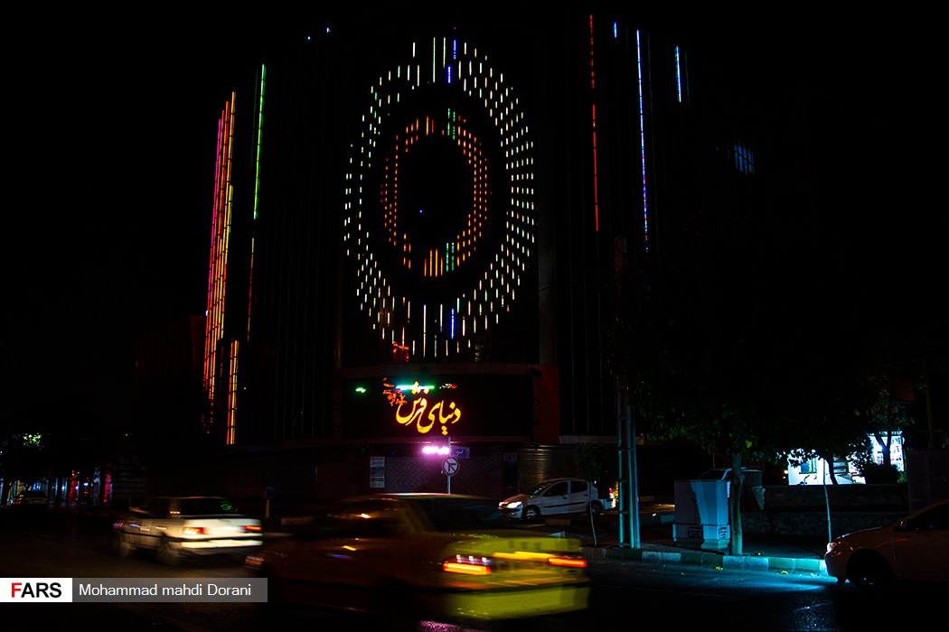 روشنایی چراغ های تبلیغاتی و تزئینی مغازه ‌ها و ساختمان ها در  اتوبان شهید سلیمانی. حوالی ساعت 22:30