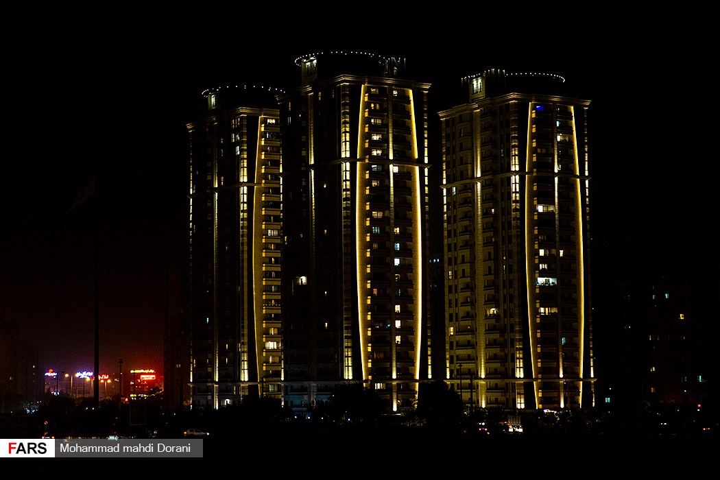 روشنایی تزئینی ساختمانی ها و برج‌های مسکونی در اطراف دریاچه خلیج فارس. حوالی ساعت 24:00