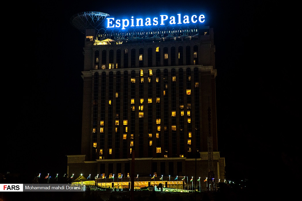 روشنایی چراغ‌های تبلیغاتی هتل اسپیناس. حوالی ساعت 1:00 بامداد