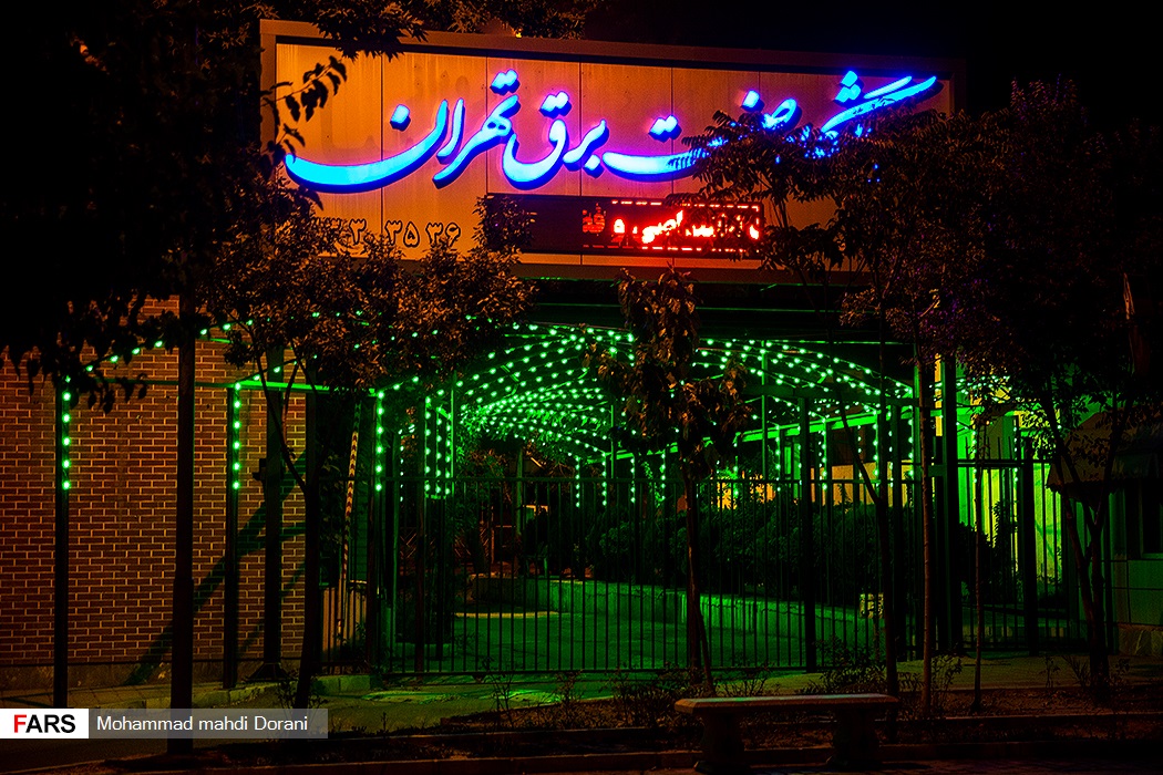 روشنایی چراغ‌های تزئینی و تبلیغاتی شرکت توزیع برق استان تهران میدان شهدا. حوالی ساعت 2:00 بامداد