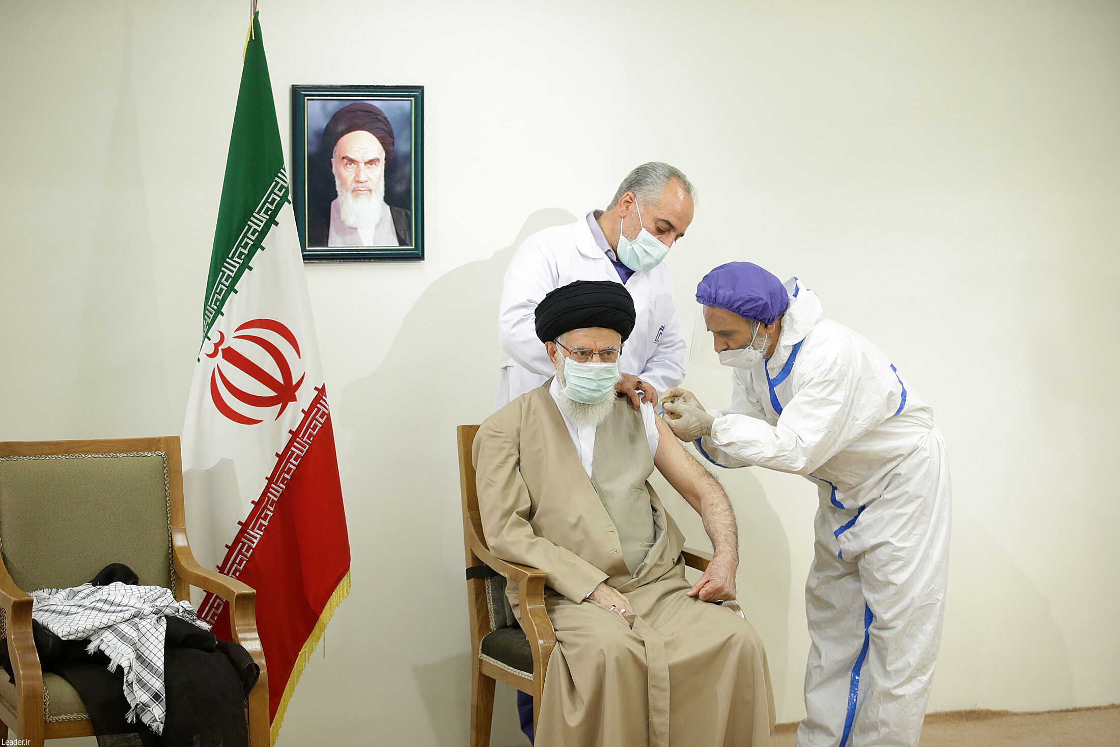 رهبر انقلاب دُز اول واکسن کوو ایران برکت را دریافت کردند