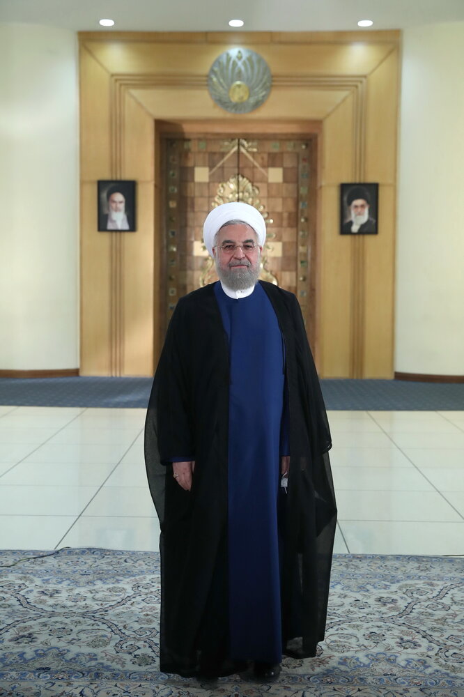 تصویری از حسن روحانی در شب آخر ریاست جمهوری