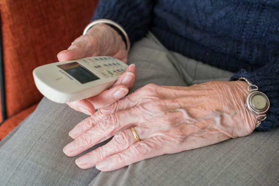 بهترین تلفن های بی سیم تقویت شده برای سالمندان