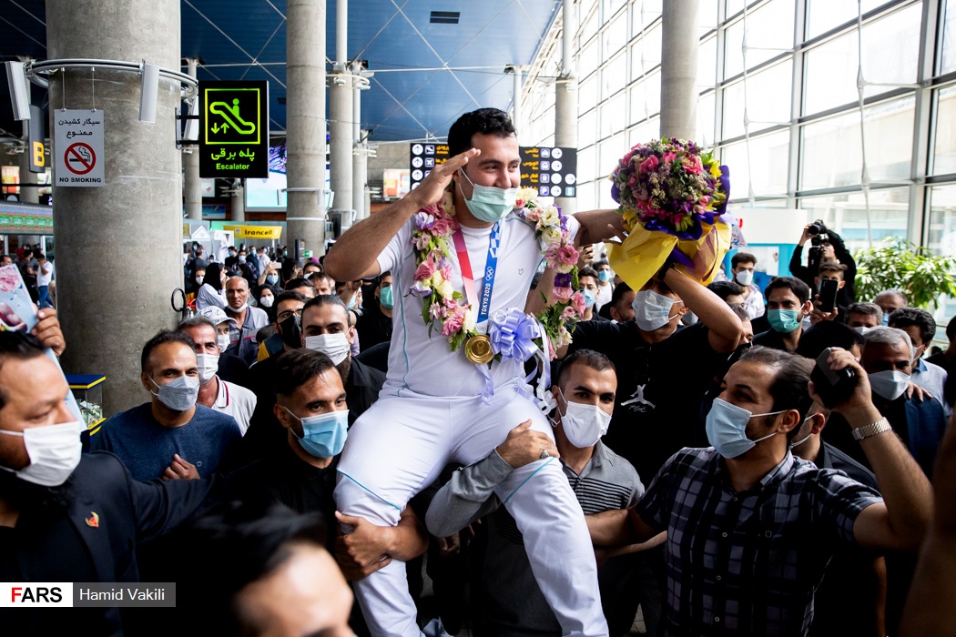  سجاد گنج زاده بر روی دوش حامیان خود هنگام خروج از فرودگاه امام خمینی(ره)