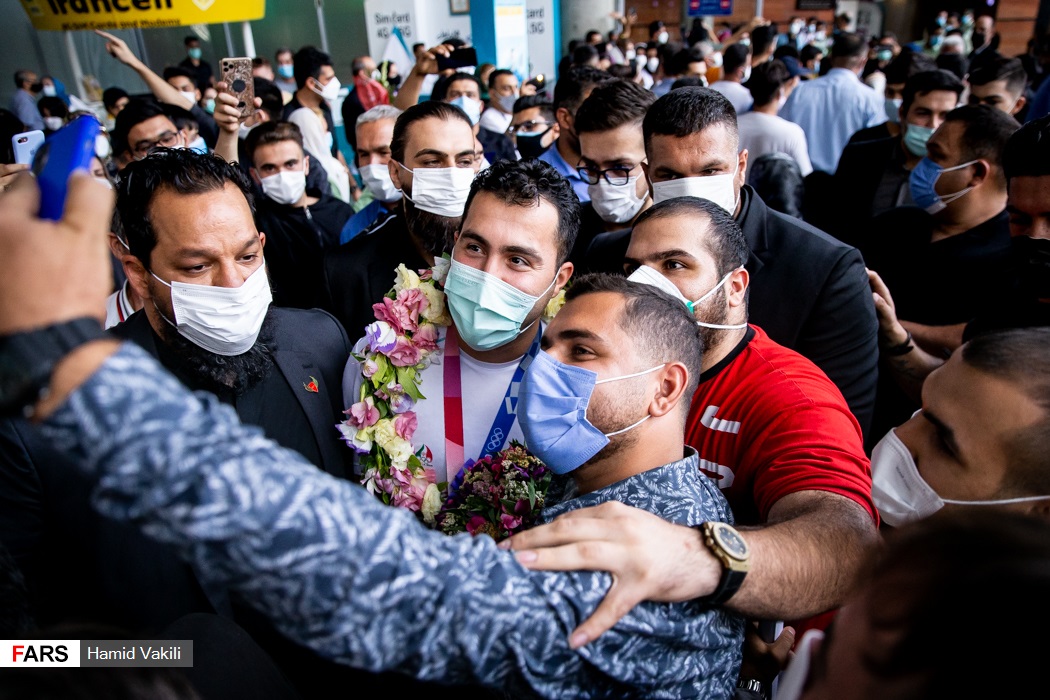  سجاد گنج زاده در جمع حامیان خود هنگام خروج از فرودگاه امام خمینی(ره)