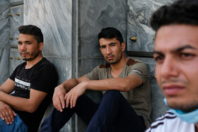 ازدحام جمعی از پناهجویان افغانستانی مقابل سفارت آلمان برای دریافت ویزا