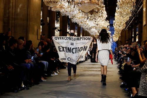 فعالان محیط زیست، هفته مد پاریس را به هم زدند