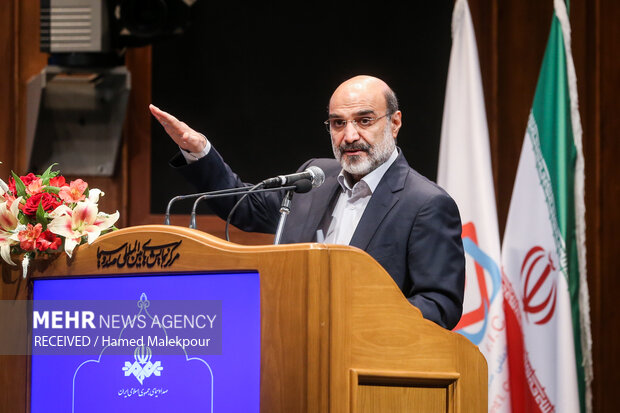 علی عسگری رئیس سابق سازمان صدا وسیما در حال سخنرانی در مراسم تودیع و معارفه رئیس سازمان صدا و سیما است