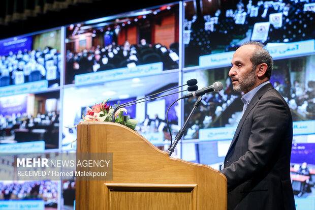 پیمان جبلی رئیس جدید سازمان صدا و سیما در حال سخنرانی در مراسم تودیع و معارفه رئیس سازمان صدا و سیما است