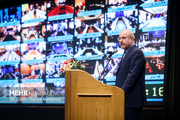 محمد باقر قالیباف رئیس مجلس شورای اسلامی در حال سخنرانی در مراسم تودیع و معارفه رئیس سازمان صدا و سیما است