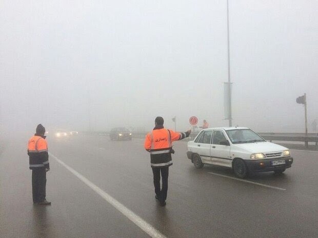 جلوگیر پلیس راهور از تردد خودروها در محورهای کوهستانی و حادثه خیز