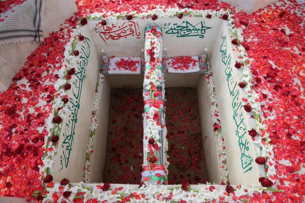 تصاویر خاکسپاری ۲ شهید گمنام در محوطه بانک ملی | مزار متفاوت و پر از گل شهیدان را ببینید