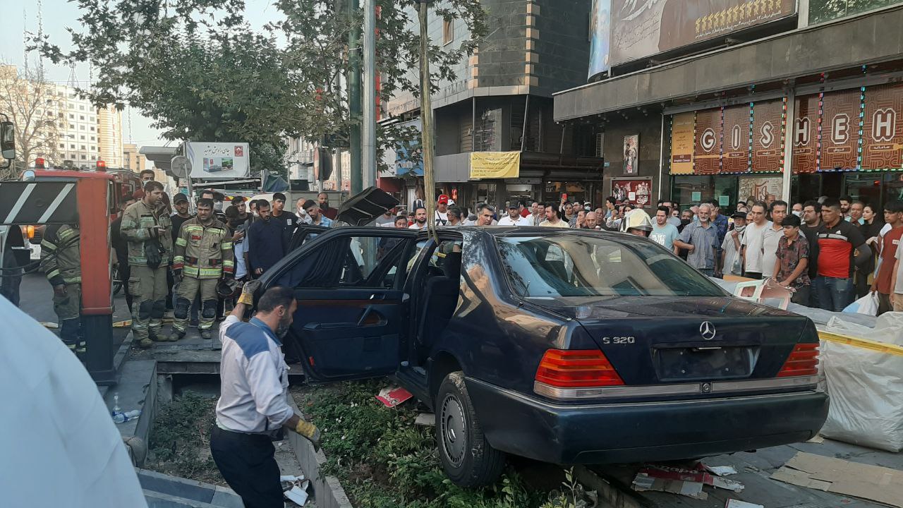 تصادف مرگبار بنز تشریفات وزارت خارجه در خیابان ولیعصر