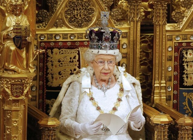 ۱۵ لحظه مهم از زندگی ملکه الیزابت دوم + عکس