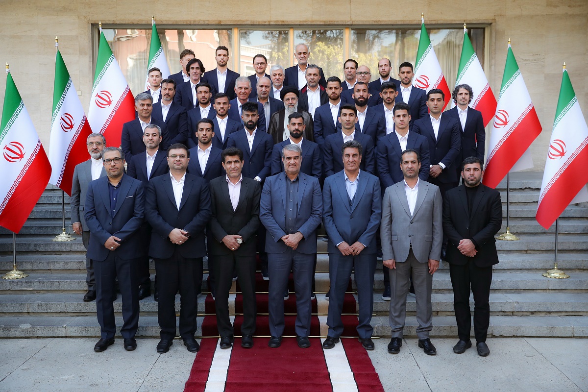 بدرقه ملی‌پوشان فوتبال ایران با حضور رئیسی و گرفتن عکس یادگاری