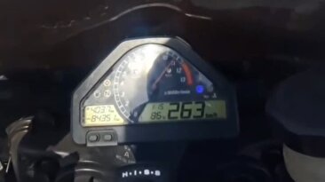 رانندگی با موتور در اتوبانی در ایران با سرعت بالای ۲۶۰ کیلومتر در ساعت (فیلم)