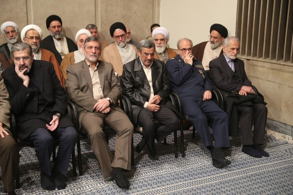 تصویری جدید از احمدی نژاد بعد از عمل پلک چشم /همنشینی با صفارهرندی در بیت رهبری