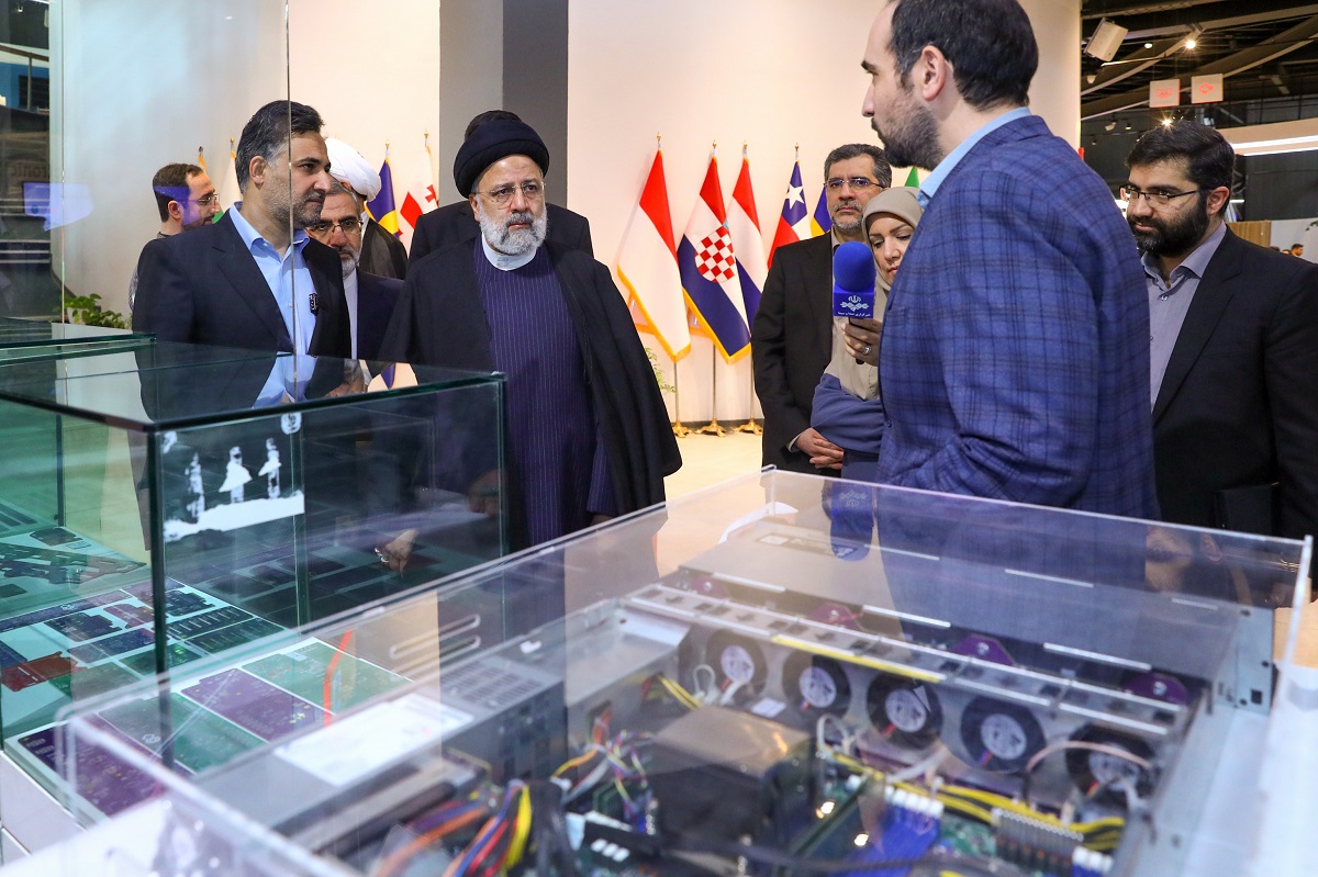 بازدید رئیس‌جمهور از نمایشگاه خانه نوآوری و فناوری ایران
