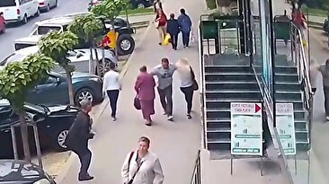 رفتار عجیب یک مرد در پیاده‌رو/ با مشت محکم به سینه دو زن می‌زند! (فیلم)