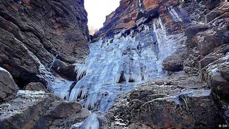 آبشار یخ زده روستای اخلمد + تصاویر