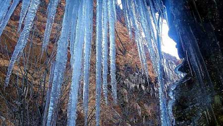 آبشار یخ زده روستای اخلمد + تصاویر