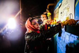ادای احترام جمعی از ایرانیان به قربانیان حملات تروریستی در فرانسه