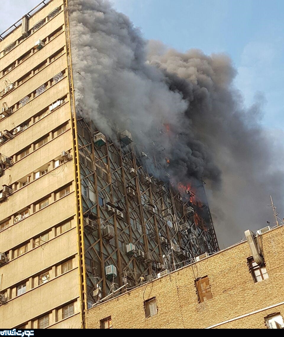 ساختمان پلاسکو همچنان در آتش می‌سوزد!