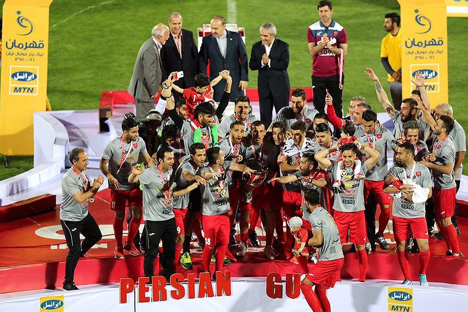 وزیر ورزش جام قهرمانی پرسپولیس را اهدا کرد